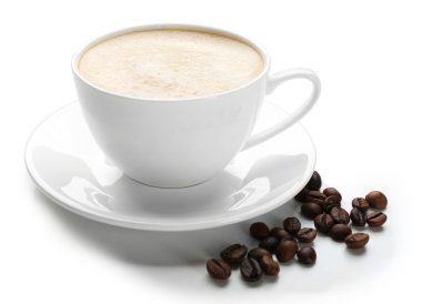 Bir fincan lezzetli içecek ve üzerinde beyaz izole dağınık kahve taneleri