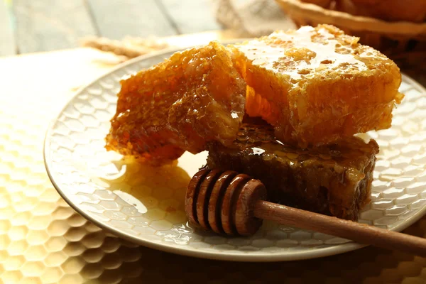 Peteğin ve parlak zemin üzerine plaka üzerinde ahşap Kepçe