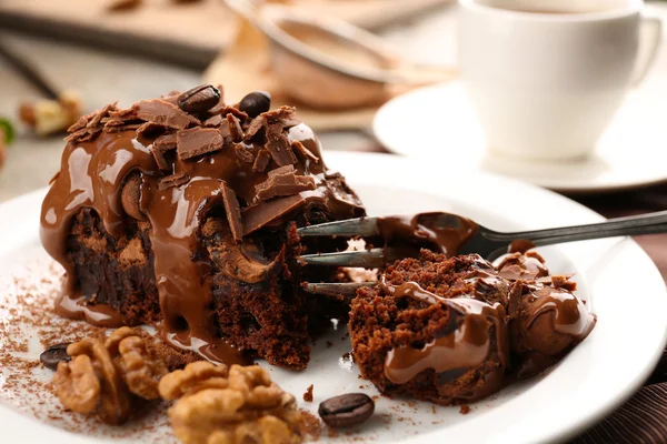 Ein Stück Schokoladenkuchen mit Walnuss auf dem Tisch, Nahaufnahme — Stockfoto
