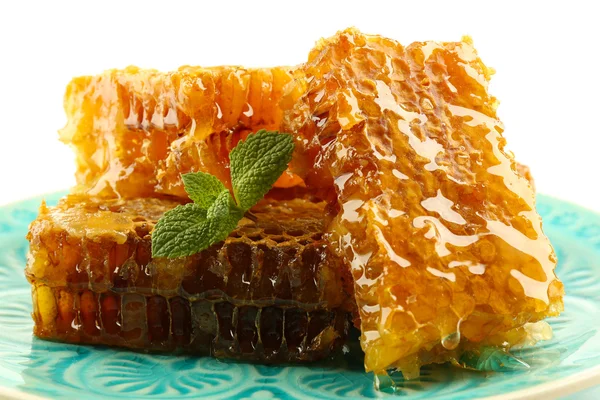 Favos de mel na placa isolada em branco — Fotografia de Stock