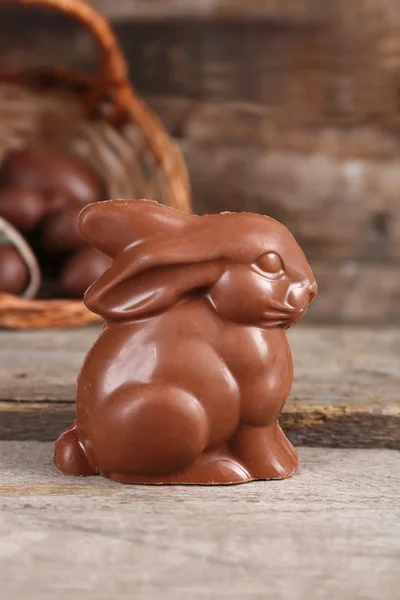 Conejo de chocolate de Pascua y huevos sobre fondo de madera —  Fotos de Stock