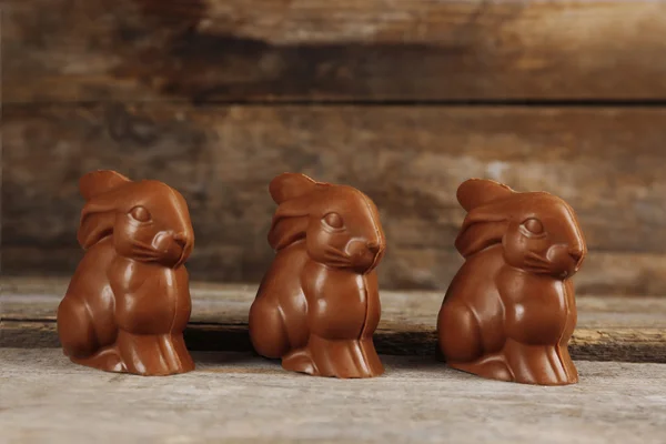 Lapins de Pâques au chocolat sur fond en bois — Photo