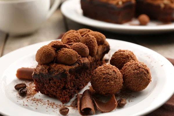 Um pedaço de bolas de bolo de chocolate na mesa, close-up — Fotografia de Stock