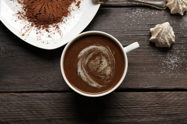 Taza de café con besos sobre fondo de madera — Foto de Stock