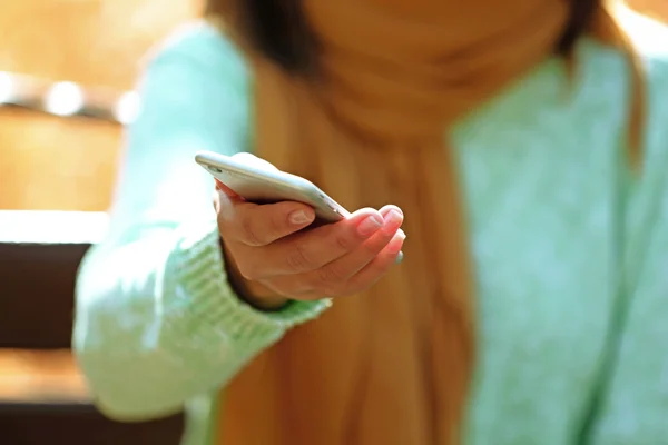 Mão segurando um telefone celular — Fotografia de Stock