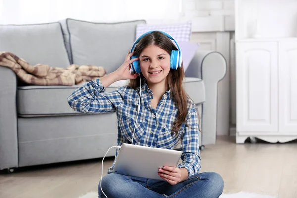 Ung vacker flicka Lyssna på musik — Stockfoto