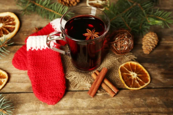 Composition de Noël de moufles de vin chaud, cannelle, pin et tricot rouge sur fond bois — Photo