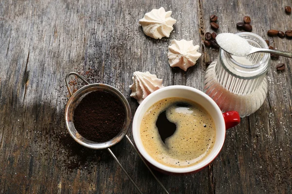 Taza de café con dulces sobre fondo de madera — Foto de Stock