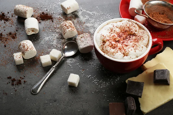 Kopje koffie en snoep op zwarte houten achtergrond — Stockfoto