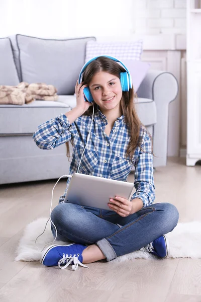 Jovem menina bonita ouvindo música — Fotografia de Stock