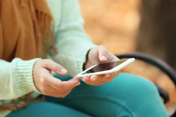 Manos femeninas sosteniendo un teléfono móvil —  Fotos de Stock