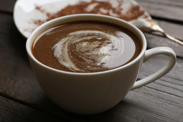 Xícara de café com beijos no fundo de madeira — Fotografia de Stock