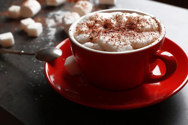 Taza de café y dulces sobre fondo negro de madera — Foto de Stock