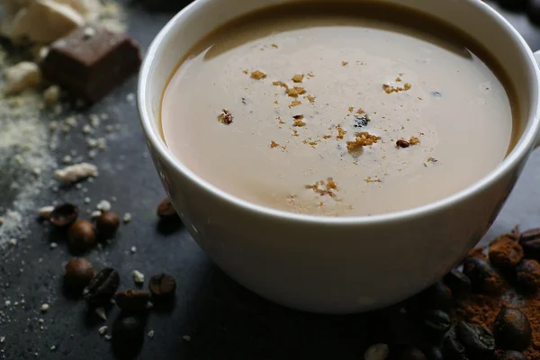 Taza de café y dulces sobre fondo negro de madera — Foto de Stock