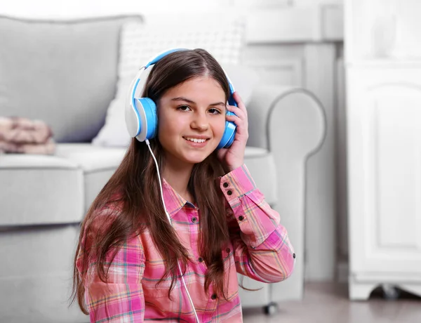 Jovem menina bonita ouvindo música — Fotografia de Stock