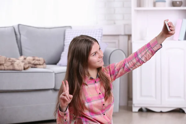Młoda Ładna dziewczyna co selfie w jej pokoju — Zdjęcie stockowe