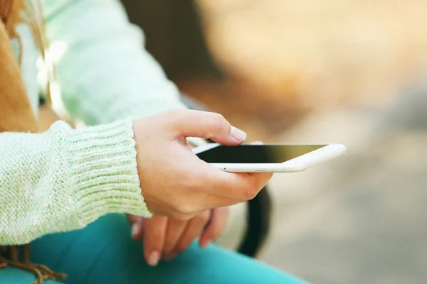 Mão segurando um telefone celular — Fotografia de Stock