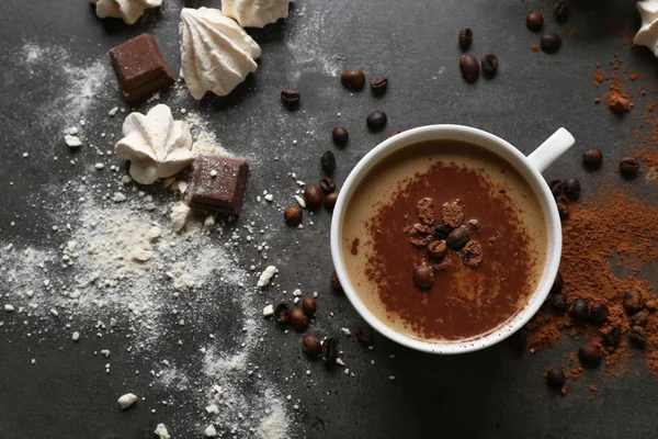 Taza de café y dulces sobre fondo negro de madera — Foto de Stock