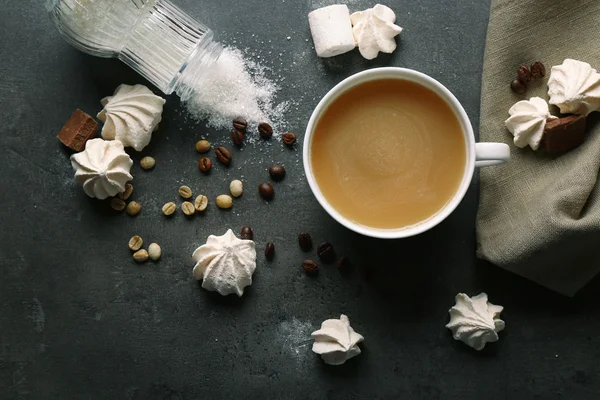 Taza de café y dulces sobre fondo negro de madera — Foto de Stock