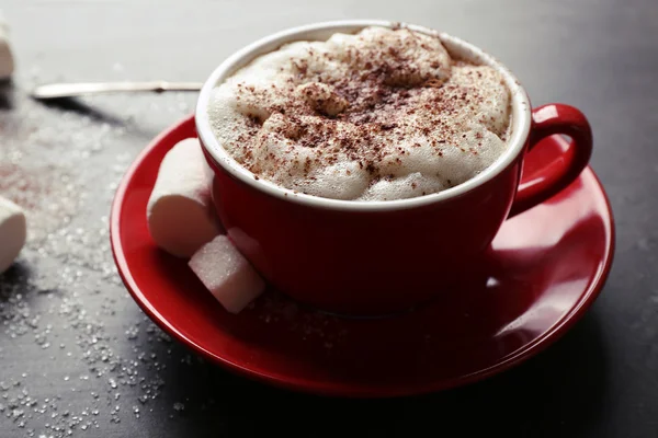 Tasse Kaffee und Süßigkeiten auf schwarzem Holzhintergrund — Stockfoto