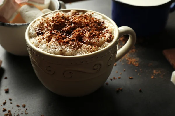 Secangkir kopi dengan susu di atas meja kayu. — Stok Foto