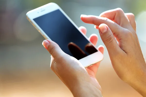 Female hands holding a mobile phone — Stock Photo, Image