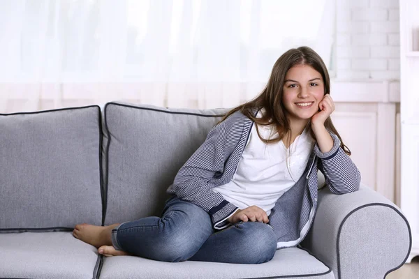 Joven bonita chica acostada en sofá —  Fotos de Stock