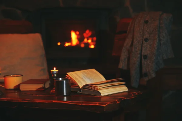 Kniha a svíce na vinobraní stůl — Stock fotografie