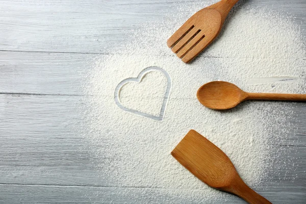 Heart of flour and kitchen utensils — Stock Photo, Image
