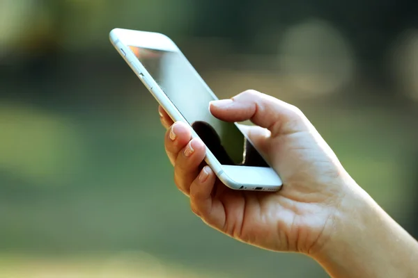 Mano in possesso di un telefono cellulare — Foto Stock