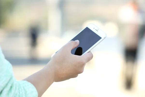 Mano sosteniendo un teléfono móvil — Foto de Stock