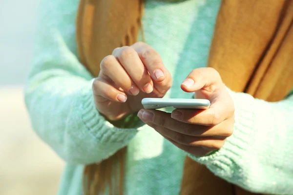 Manos femeninas sosteniendo un teléfono móvil —  Fotos de Stock