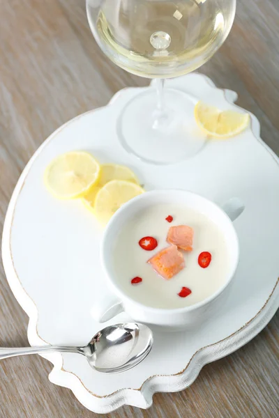 Sabrosa sopa de crema de salmón, vino y limón en la mesa de madera, de cerca — Foto de Stock
