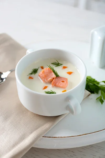 Вкусный суп из лосося на белом столе в ресторане — стоковое фото