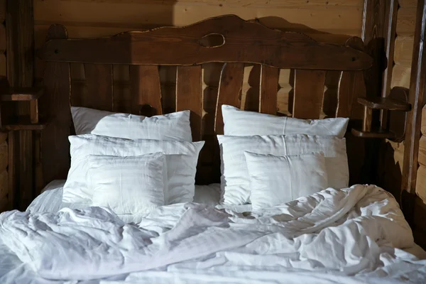 Деревянная спальня — стоковое фото