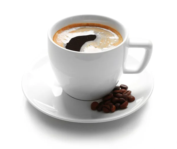 Uma xícara de café saboroso e grãos, isolados em branco — Fotografia de Stock