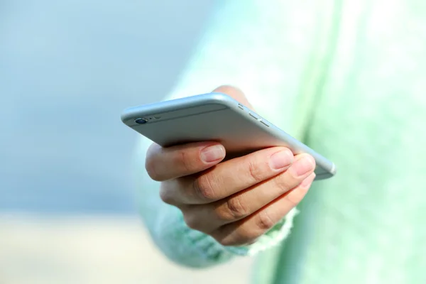 Mão segurando um telefone celular — Fotografia de Stock