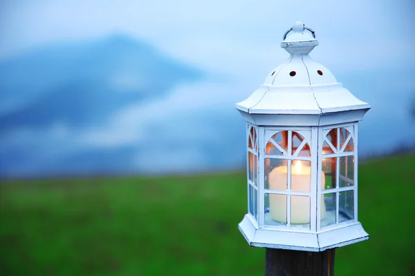 Windlicht met kaars op hek — Stockfoto