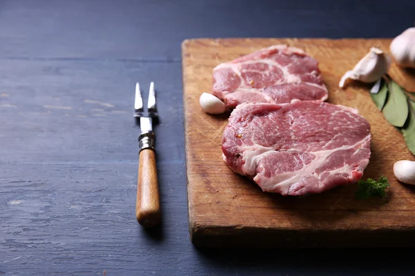 Steak de bœuf marbré et épices sur fond bois — Photo