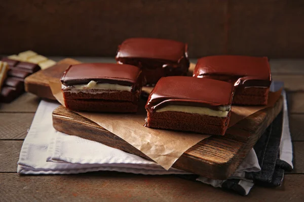 Lahodné čokoládové brownies na dřevěné pozadí — Stock fotografie