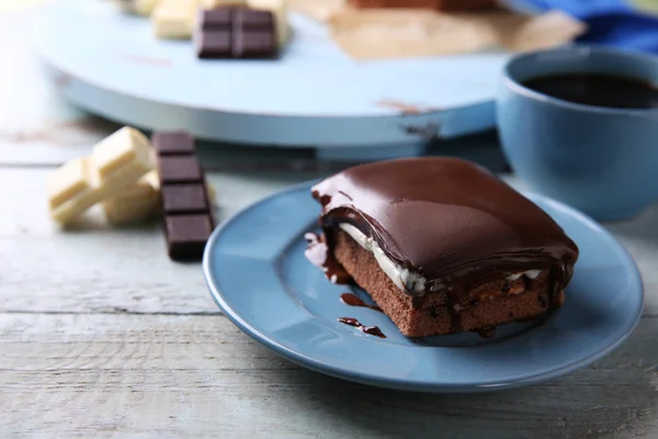 Délicieux brownie au chocolat sur fond en bois — Photo