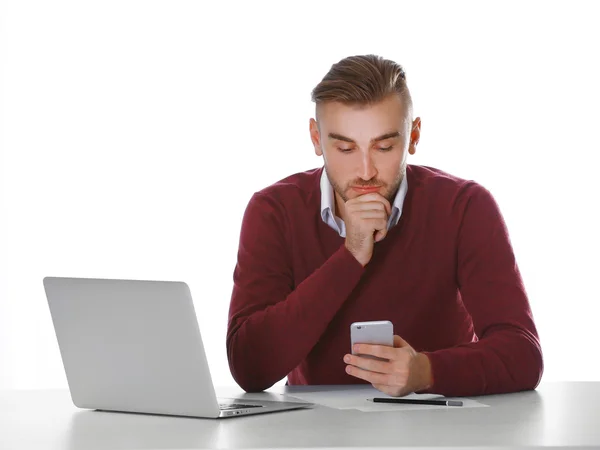 Zakenman werkt met laptop — Stockfoto