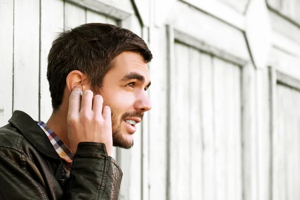 Mann hört Musik im Freien — Stockfoto