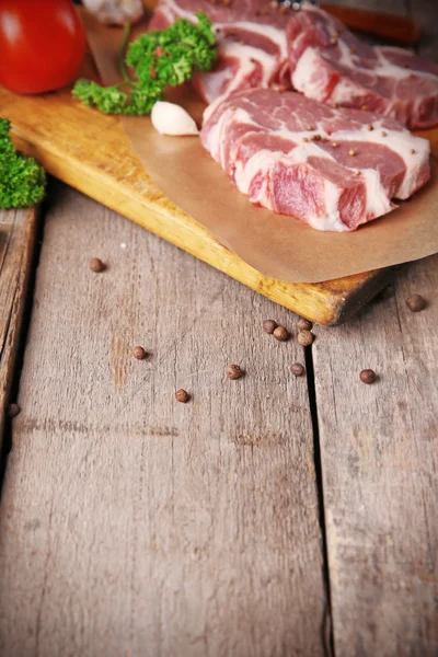Stek wołowy marmurową i przyprawy na drewniane tła — Zdjęcie stockowe