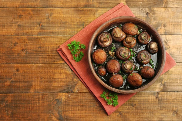 Champignons cuits au four avec beurre, persil et ail rôti dans un bol brun — Photo