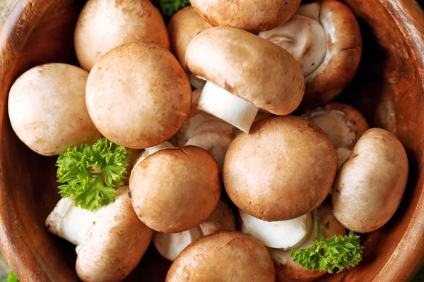 Champignons dans un bol en bois, gros plan — Photo