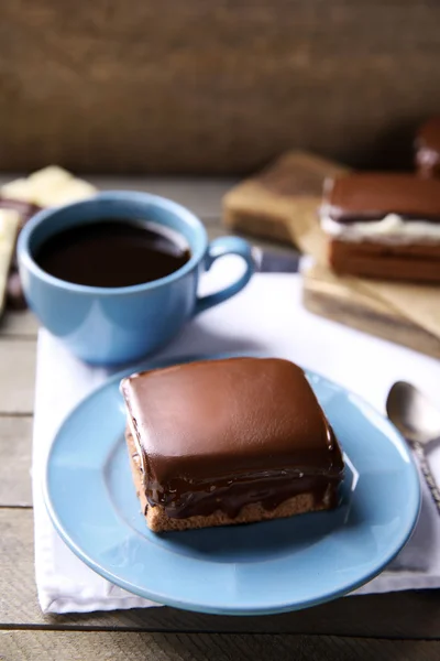 Heerlijke chocolade brownie op plaat op houten achtergrond — Stockfoto