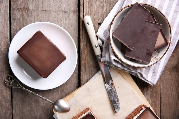 Heerlijke chocolade brownies op houten achtergrond — Stockfoto