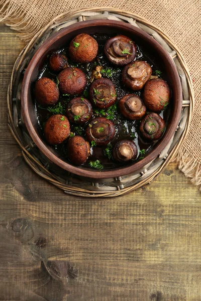 Champignons cuits au four avec beurre, persil et ail rôti dans un bol brun — Photo
