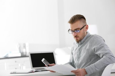 İşadamı dizüstü bilgisayarla çalışıyor